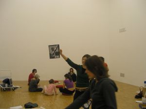 Montage de l’exposition *Danser l’actualité*, galerie de l’École supérieure d’art de Grenoble, du 16 au 18 novembre 2005.