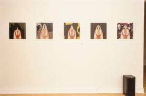 Vue de l’exposition *Des histoires en forme*. Détail de l’œuvre de Natacha Lesueur, *Sans titre*, 1997. Série de 10 photographies. Photo : Pascal Jounenc